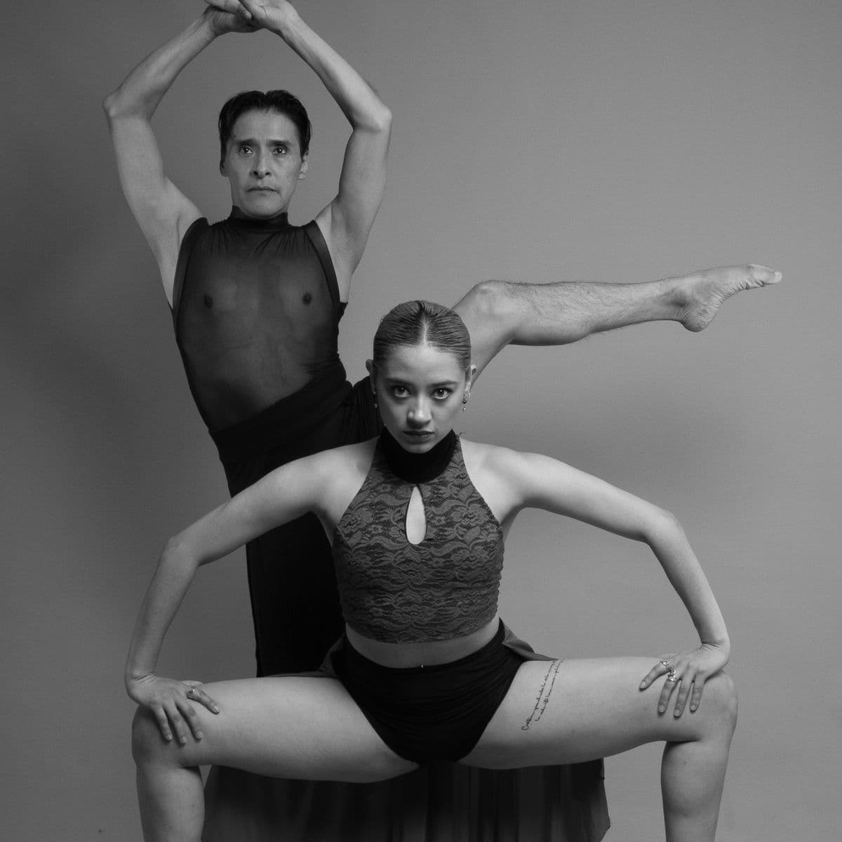 Danseuse en mouvement, lumière dorée